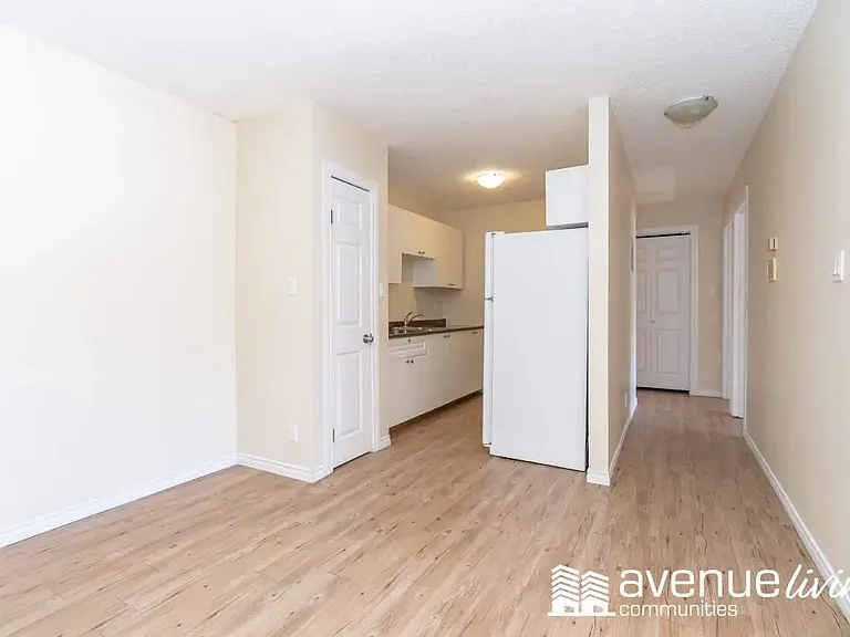 633 28th St W — Photo 36