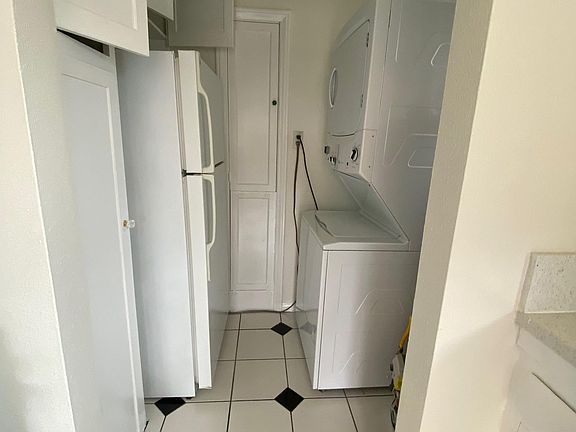 4th image of 1324 1/2 E 1st St