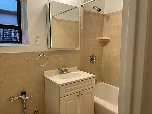 3rd image of 3640 Oxford Ave #6B