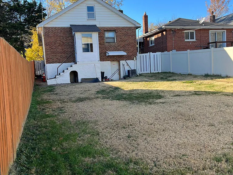 1464 Sproule Ave — Photo 3