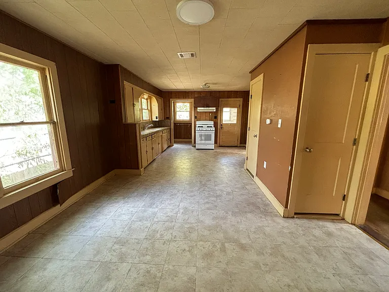 1126 Victoria St — Photo 4