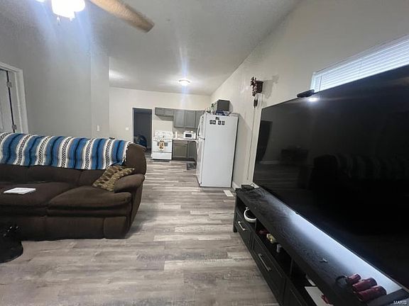 3rd image of 406 N Grand Ave