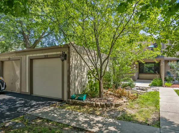 713 Acadia Ct, Roselle, IL 60172