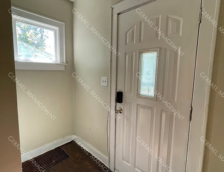 916 Perry St — Photo 7