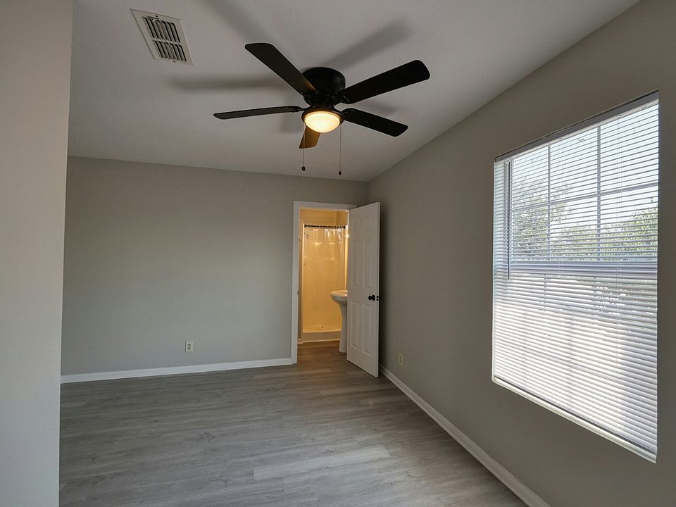 Room is fully furnished with a quality bed, working desk, television, high speed WIFI and clothes cabinet