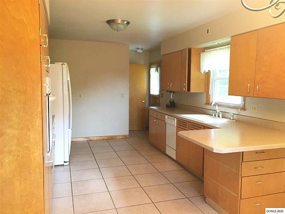 5th image of 1685 Glen Oak St