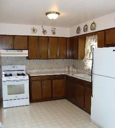 Kitchen appliances stay.