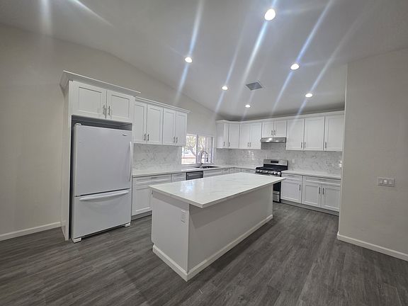5th image of 79250 Desert Stream Dr