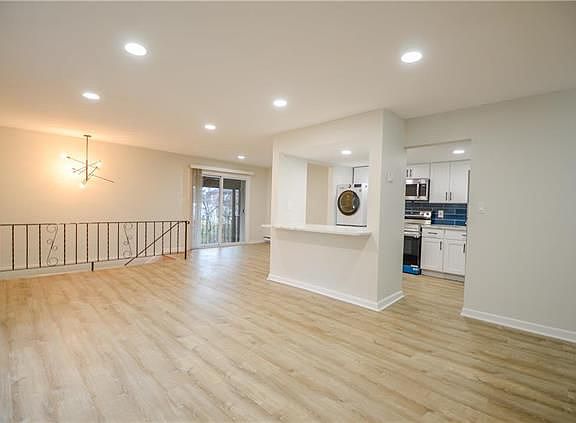 3rd image of 612 S Greenwood Ave APT G5