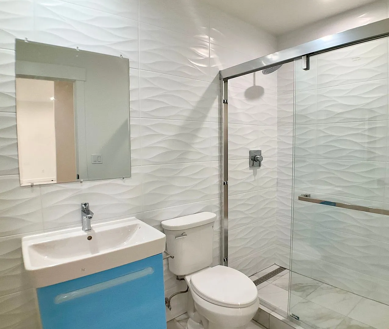 Remodeled 1/1. In-Unit W/D! Dishwasher! Roof Deck! Bay Windows! — Photo 4