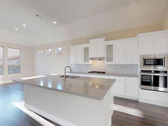 3rd image of 6613 Woodmere Ct