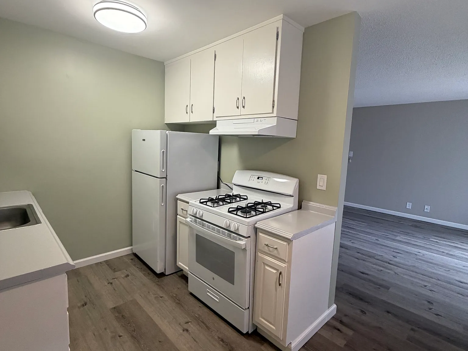 2 bed, 1000 sqft, $2,295 — Photo 2