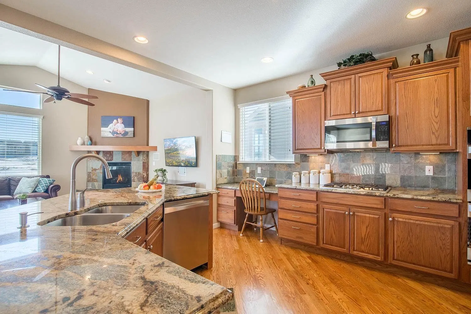 4 bed, 3.5 bath, 3284 sqft, $4,500 — Photo 4
