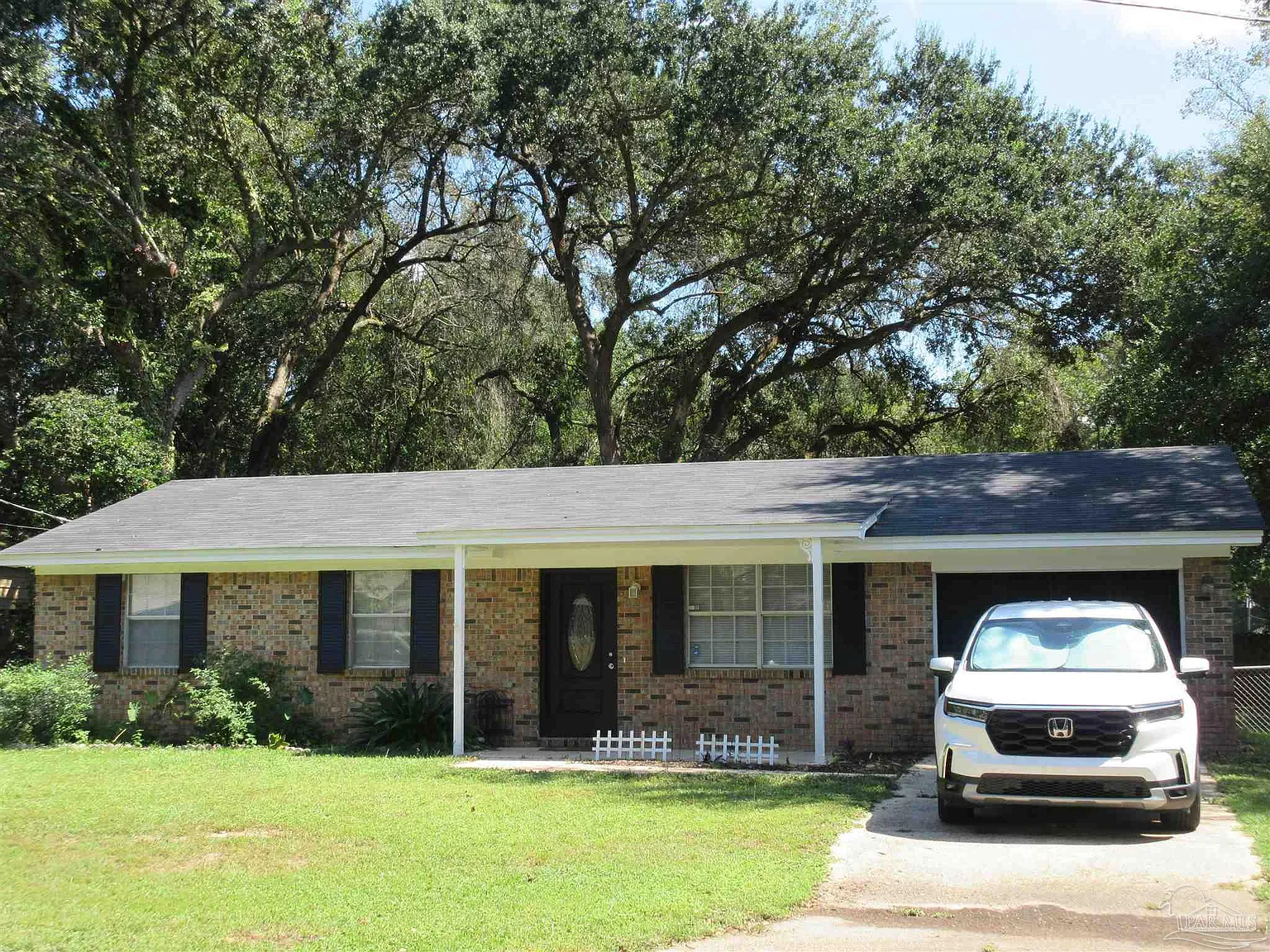 4 bed, 1366 sqft, $1,700 — Photo 1