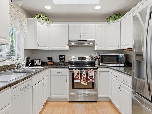 4th image of 365 Maple St