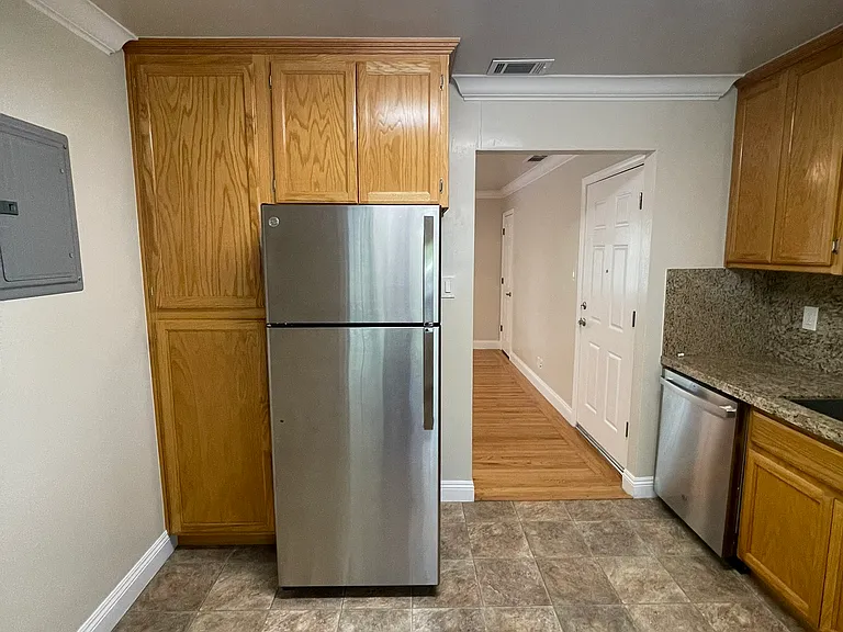 2422 V St #4 — Photo 6