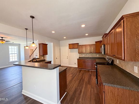 4th image of 858 Omaha Dr