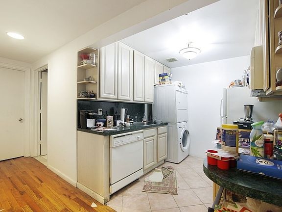 3rd image of 136 William St Ph A