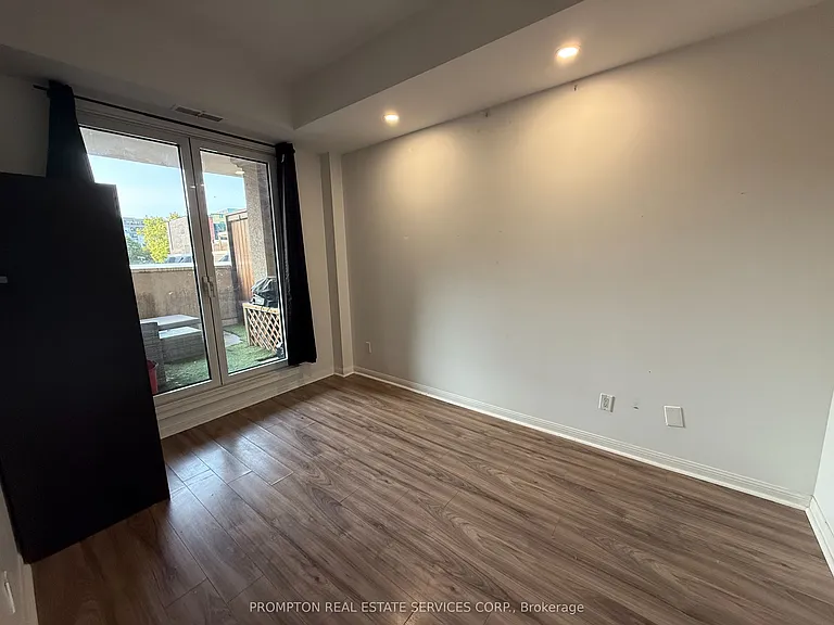 550 Front St W #419 — Photo 4