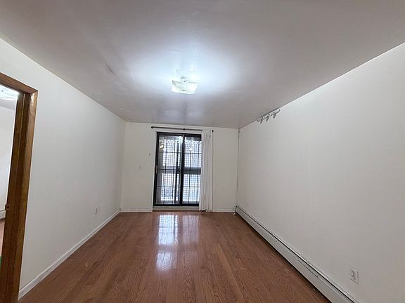 5th image of 858 Willoughby Ave #2F