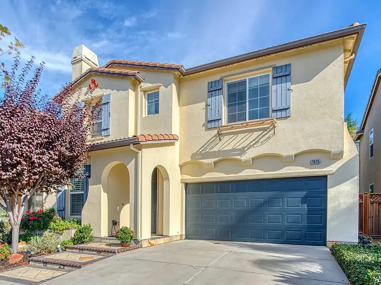 2025 Bright Willow Cir — Photo 1