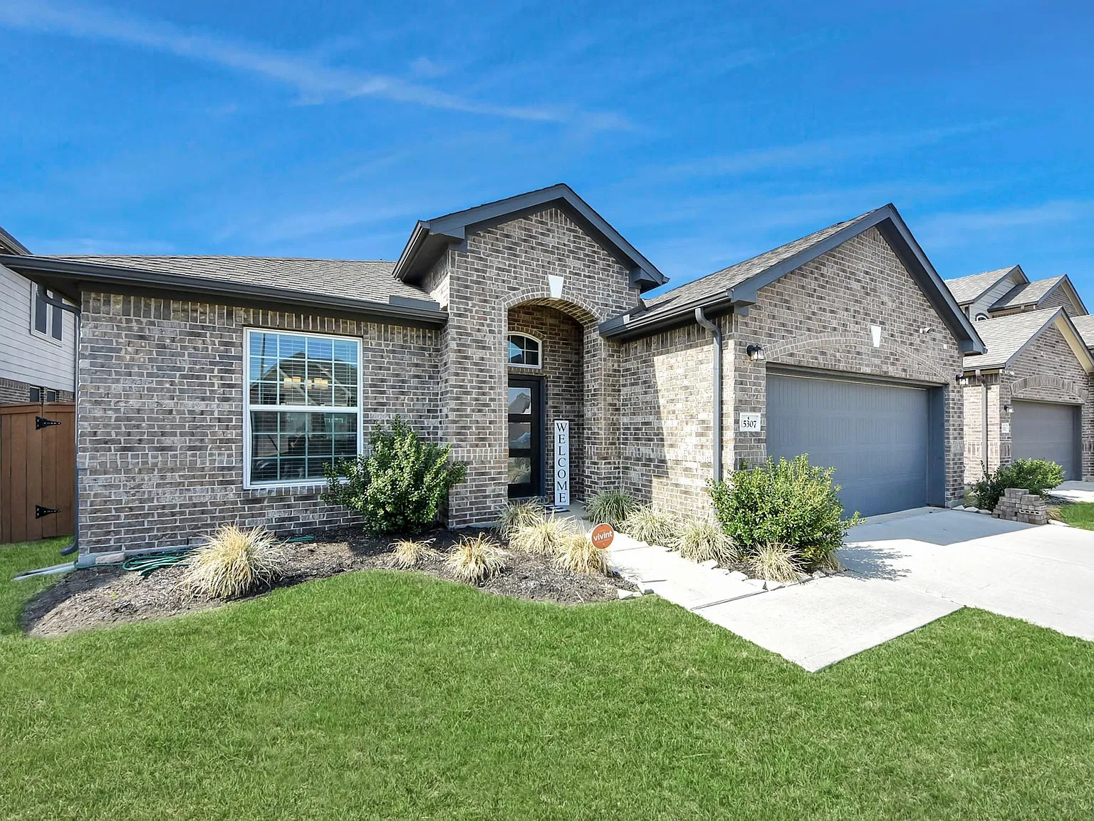 3 bed, 2.0 bath, 1726 sqft, $2,690 — Photo 2