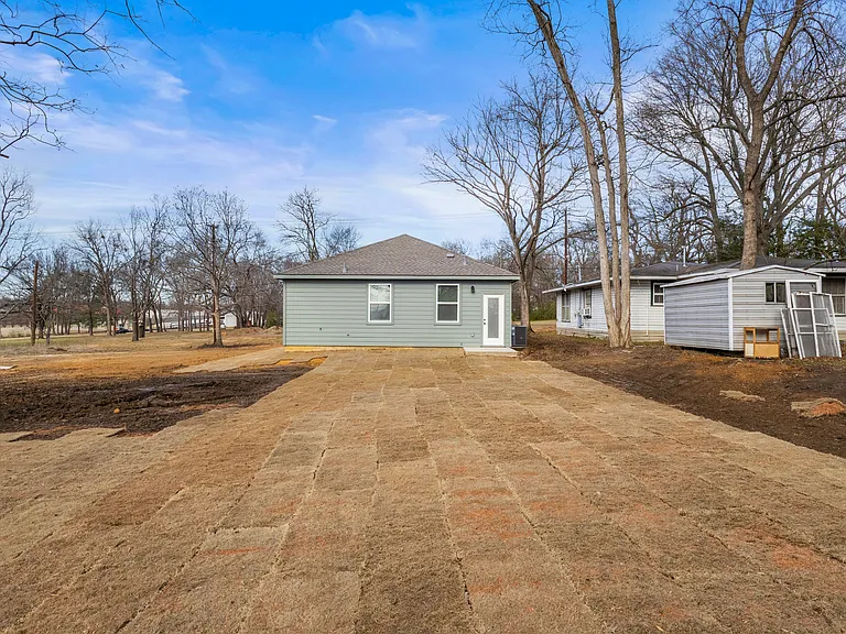 913 W Sherman St — Photo 14