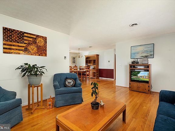 5th image of 9943 Massanutten Ave