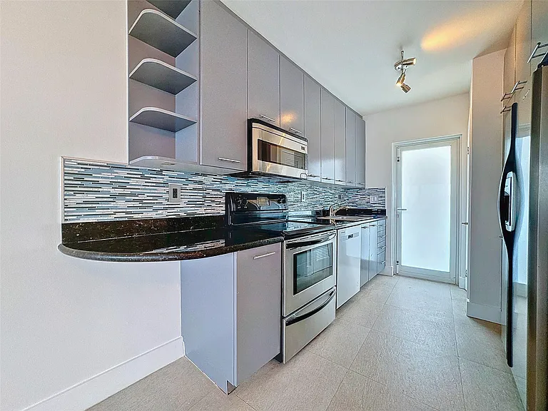 3250 NE 28th St #809 — Photo 2
