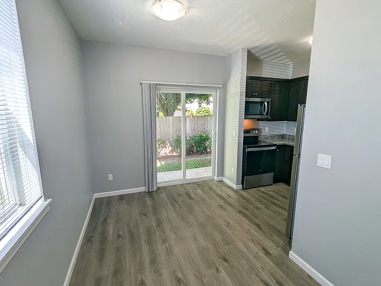 1040 Park Ave NE #105 — Photo 5