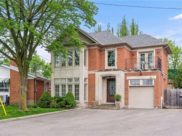 7 Rollins Pl, Toronto, ON M9B 3Y4