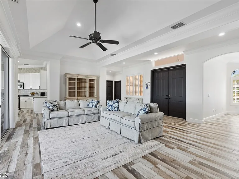 2202 Grove Dr — Photo 10