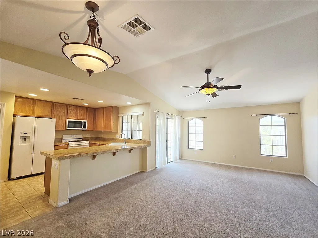 2 bed, 2.0 bath, 1083 sqft, $1,740 — Photo 2
