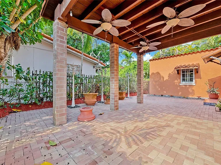 1110 Pizarro St — Photo 3