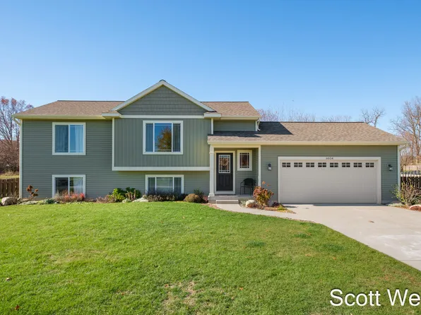 6034 Greenbriar Dr, Lowell, MI 49331