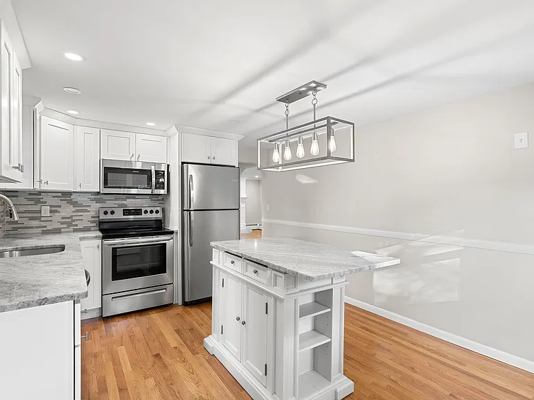 17 Scott Ave — Photo 3