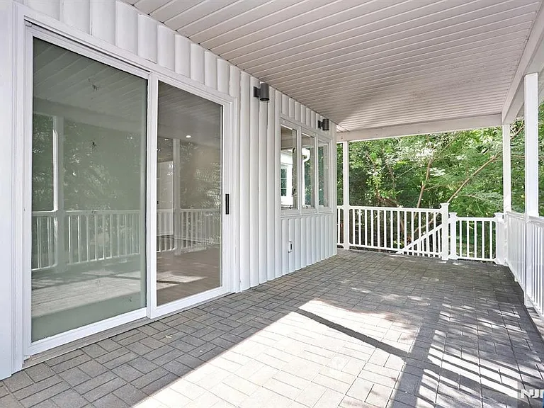 105 Hollywood Ave — Photo 19