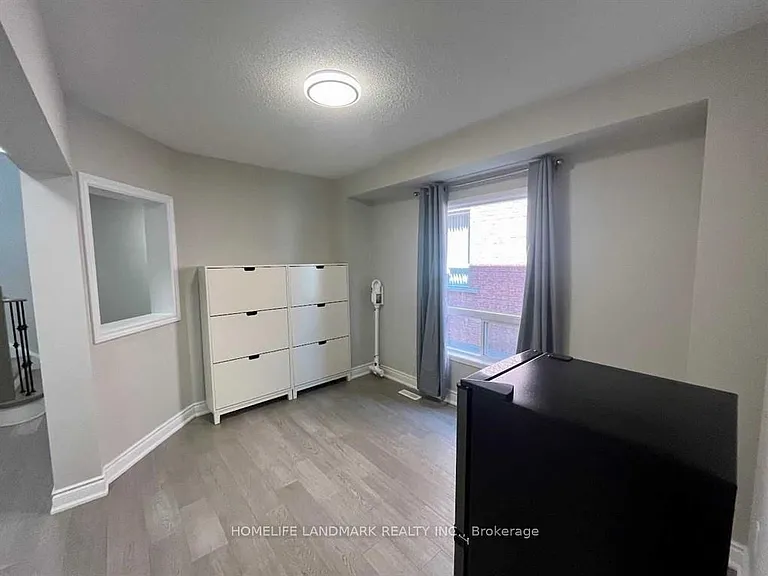 545 Menczel Cres #UPPER — Photo 8