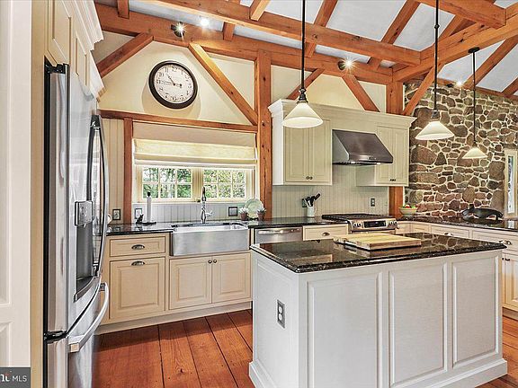 5th image of 11 Brownstone Ln