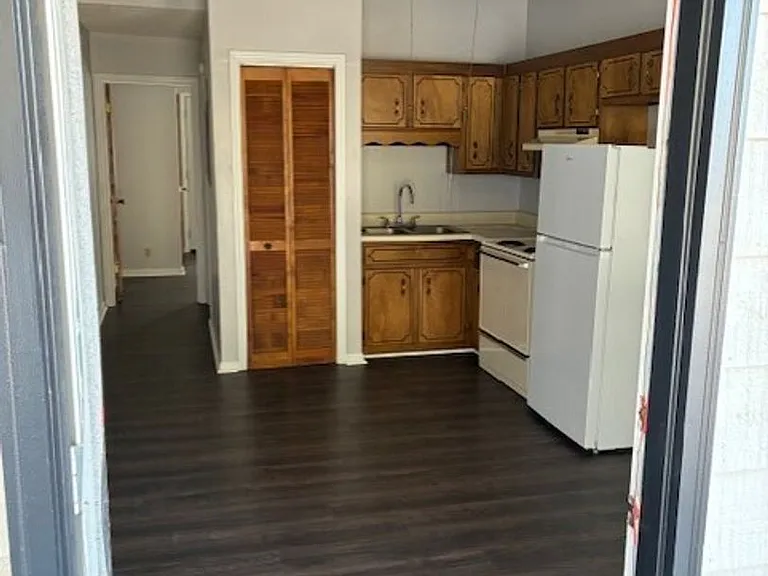 421 W King Ave — Photo 2