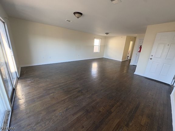 2nd image of 549 Hawthorne Ave Floor 3