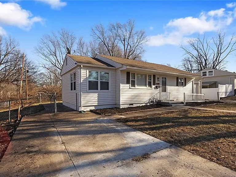 307 SE 7th St — Photo 16