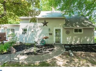 9 Honeysuckle Ln, Levittown, PA