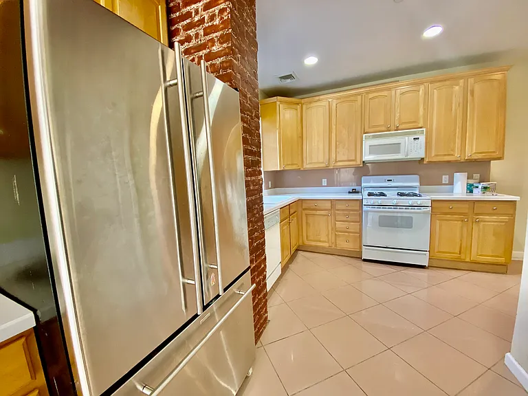 140-142 E Sunnyside Ln — Photo 3