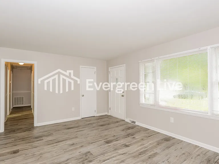 1011 Holly Dr — Photo 6