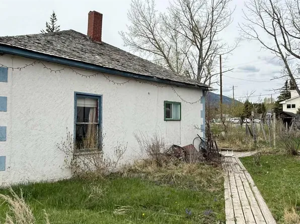 2520 E 213th St, Crowsnest Pass, AB T0K 0C0