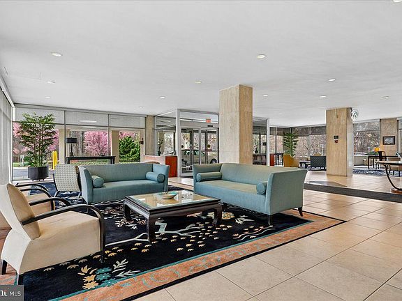 3rd image of 10401 Grosvenor Pl APT 610