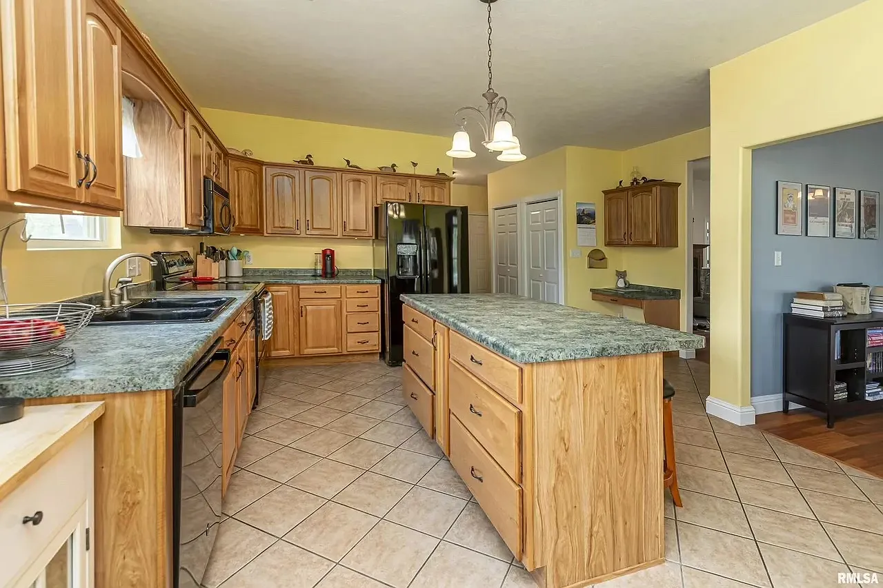 3 bed, 2.5 bath, 2470 sqft, $4,100 — Photo 4