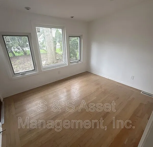 3252 E Lake Lansing Rd — Photo 25