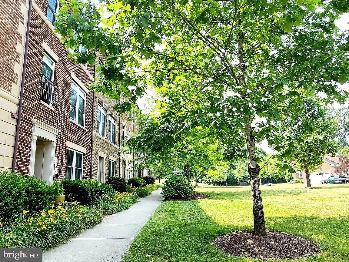 4 bed, 4.0 bath, 2336 sqft, $3,495 — Photo 2